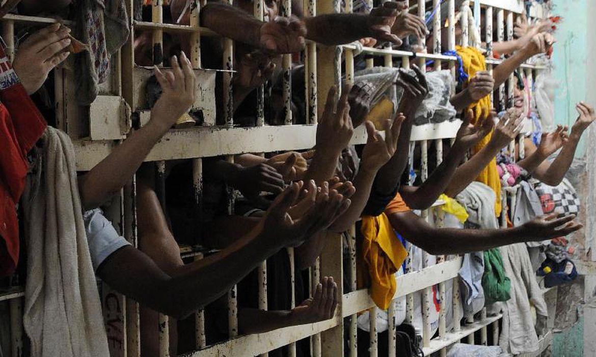 COVID-19 in Brazilian prisons: criminal selectivity and production of disposable bodies