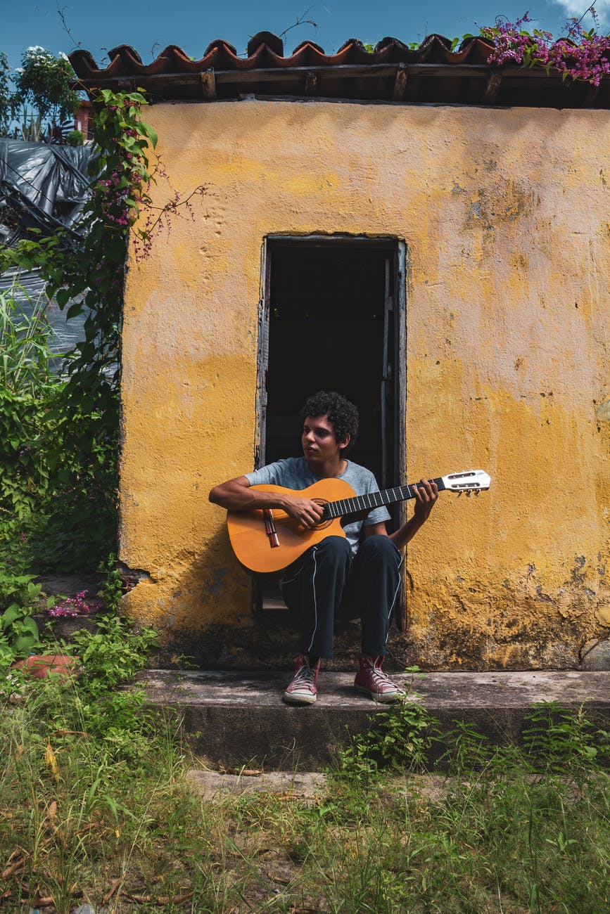 The Literary Roots of the Purposeful Inferiorization of the Bumpkin in Brazil from a Post-Colonial Perspective